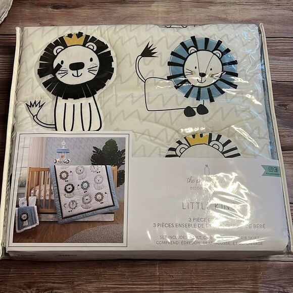 the peanutshell Little King 3 Piece Crib Set, new in original package - Picture 1 of 6